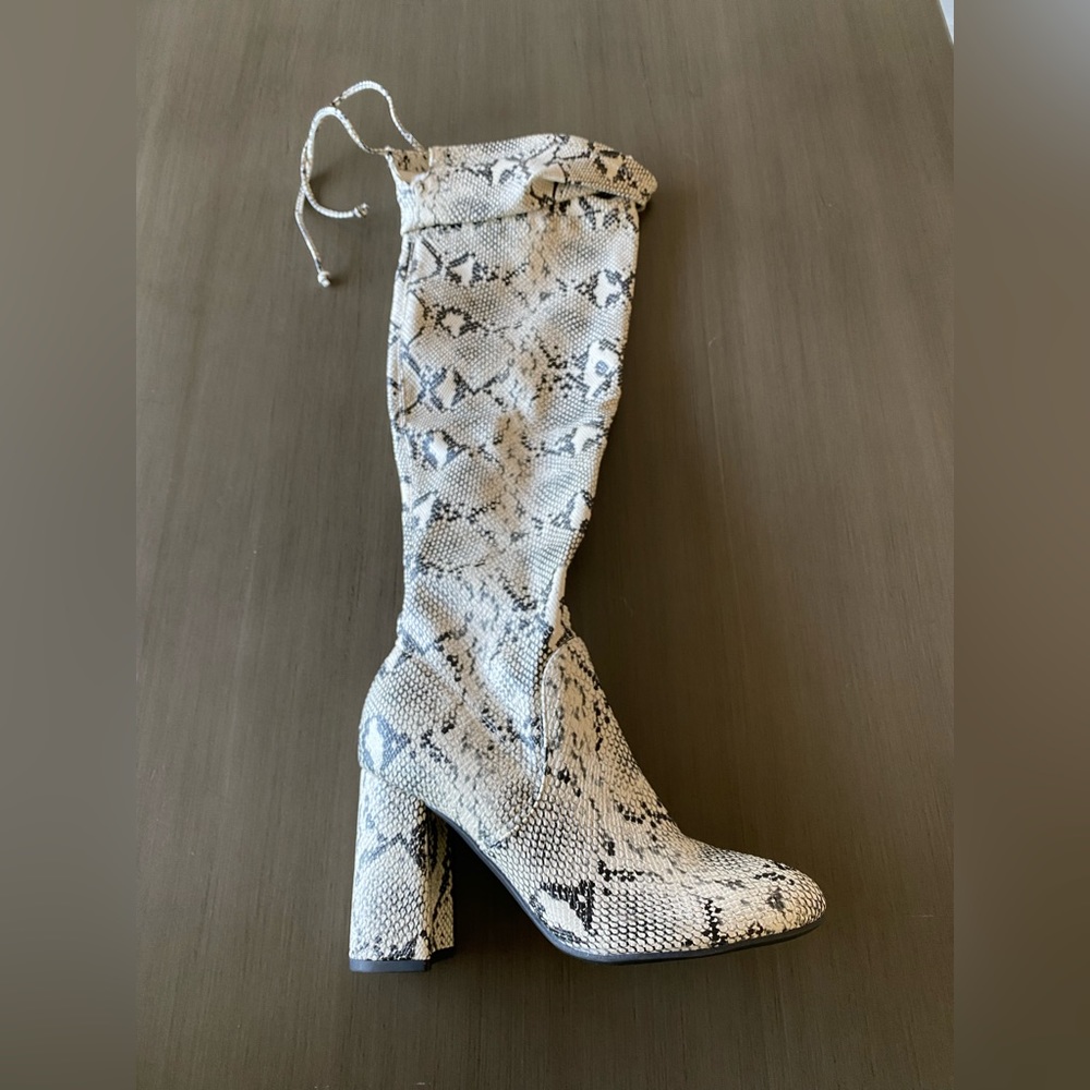 Women’s Boots / Size 6 1/2 / Black & White